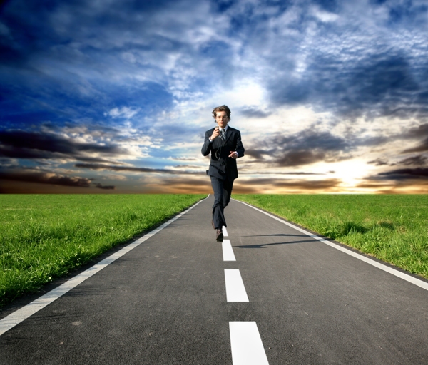跑在馬路上的男人圖片
