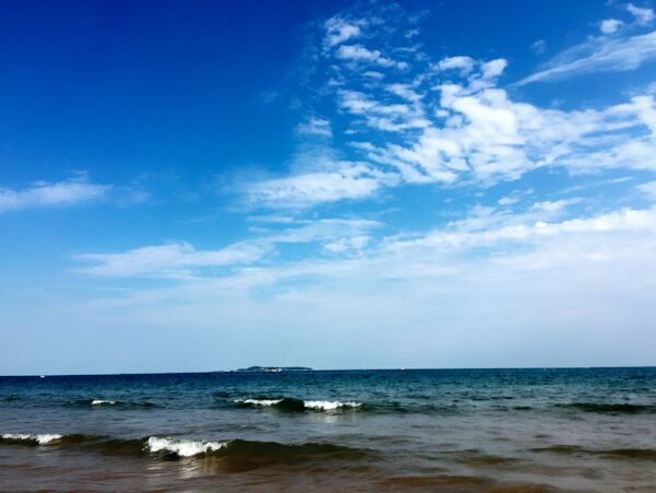 大海蓝天白云青岛海边