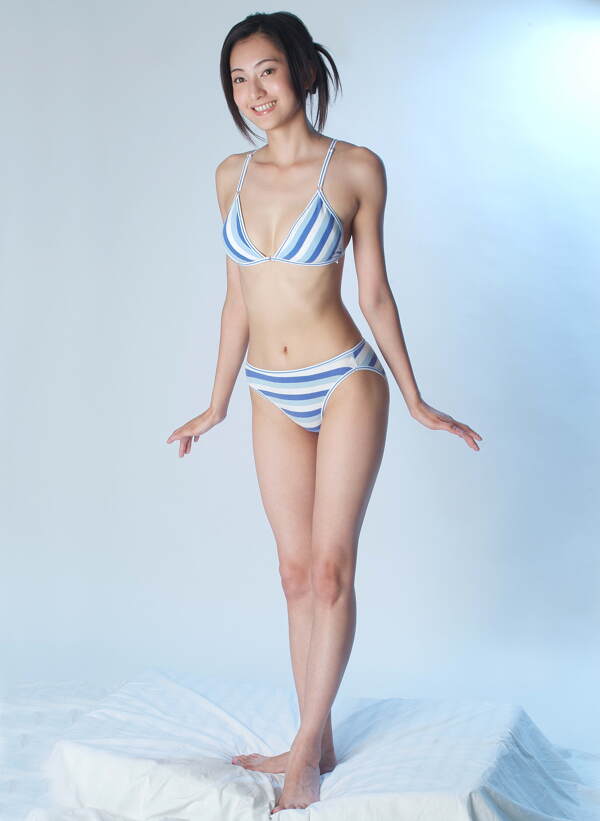 穿著比基尼的女孩圖片