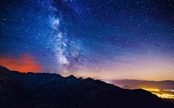 星夜下的山谷城市圖片