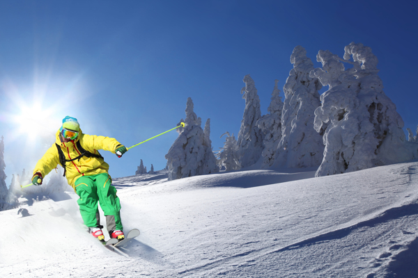 太阳下滑雪的黄衣人图片
