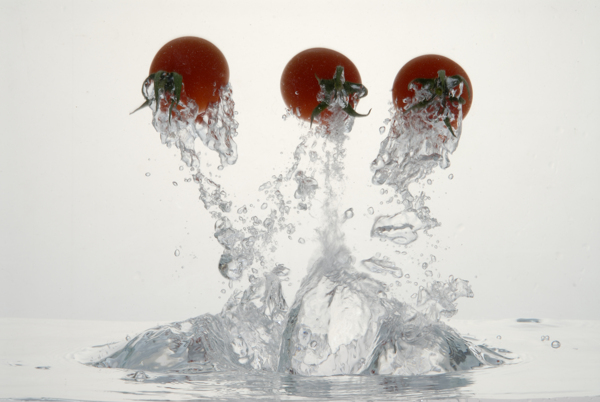 水中三个新鲜西红柿图片