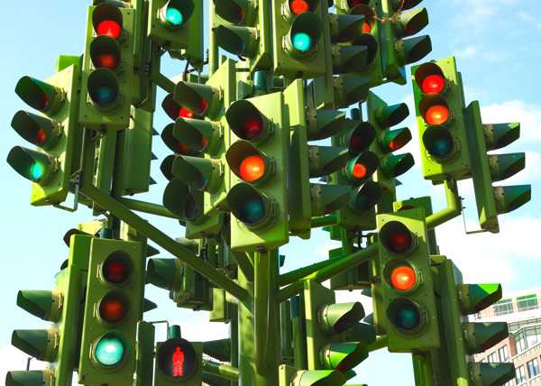 在繁忙的十字路口混乱的交通灯