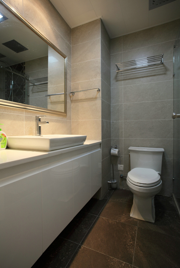 现代简约浴室深褐色地板室内装修效果图