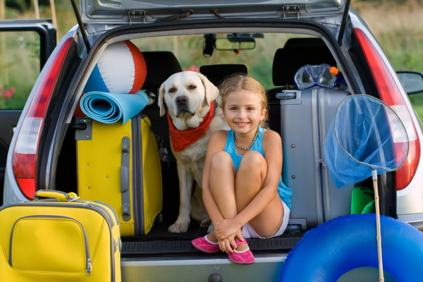 坐车旅游的小女孩和狗图片