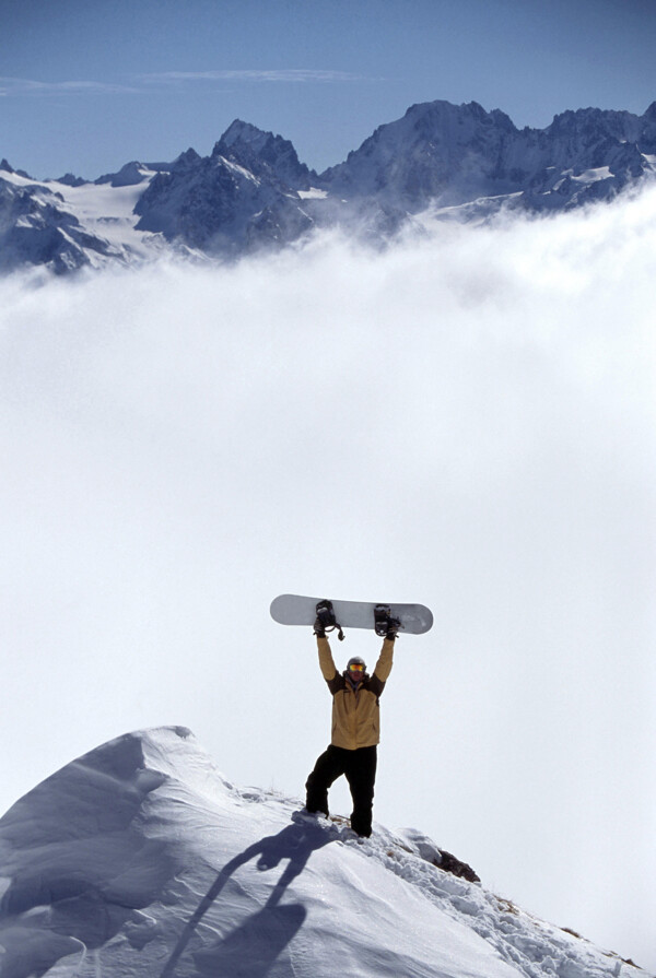 茫茫雪海滑雪的男人PSD素材图片