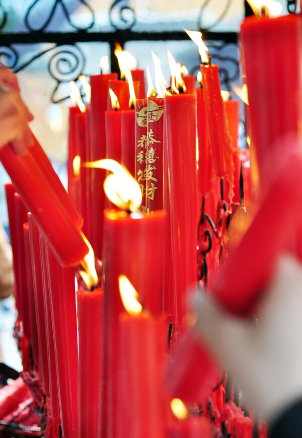 寺院紅燭圖片
