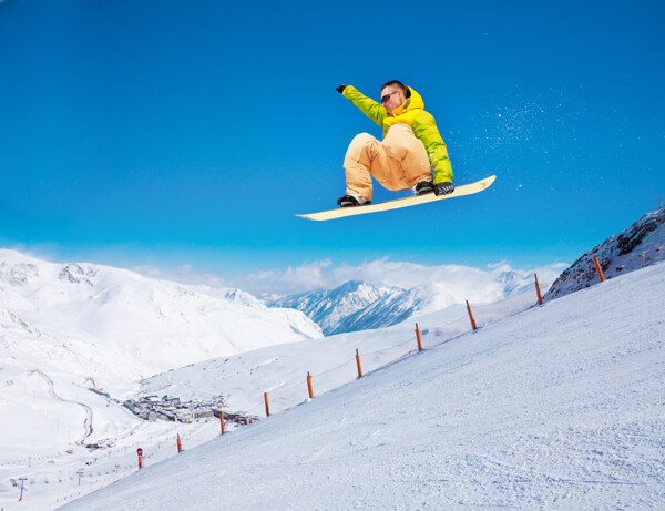 腾空飞跃的滑雪运动员
