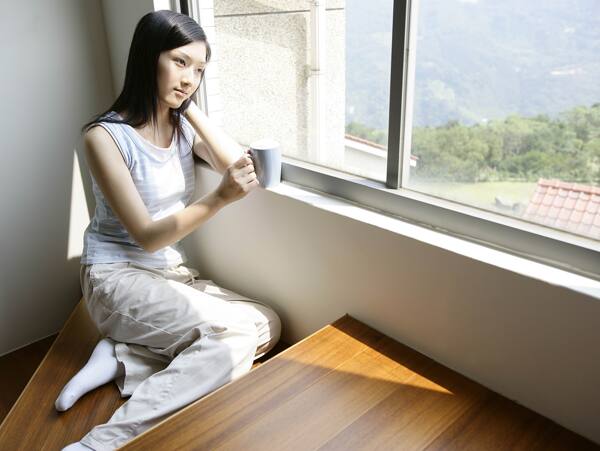 窗臺邊的女孩圖片