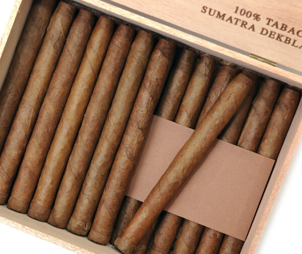木盒子里的雪茄图片