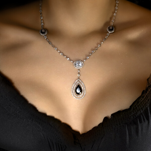 性感女人胸前的珠宝项链图片