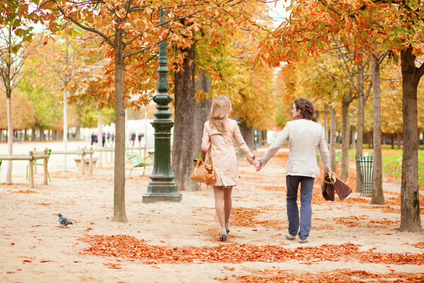 秋天手牵手散步的情侣