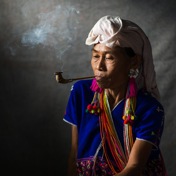 抽煙解悶的老女人圖片