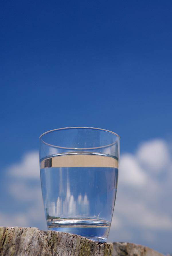 蓝天白云水杯玻璃杯透明杯水