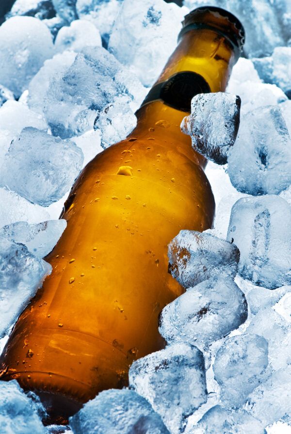 冰块堆里的一瓶冷饮图片