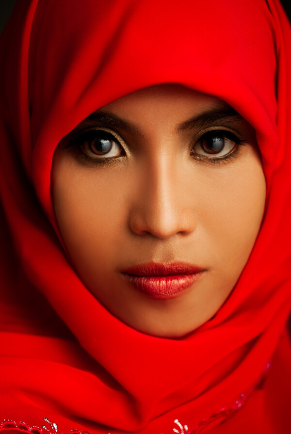 红色头巾下的美女图片