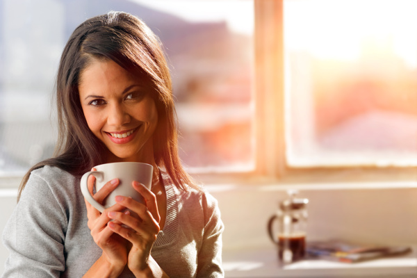 享受清晨咖啡时光的女人图片