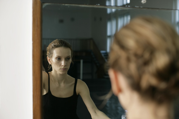 照镜子的的女性舞蹈演员图片