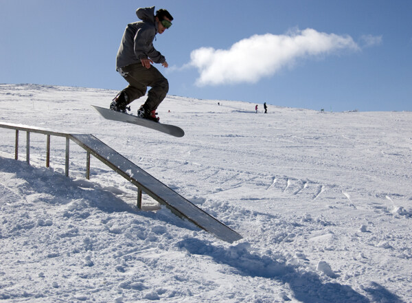 雪地玩滑板的男人图片