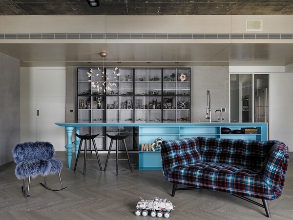 现代时尚客厅蓝色亮面椅子室内装修效果图