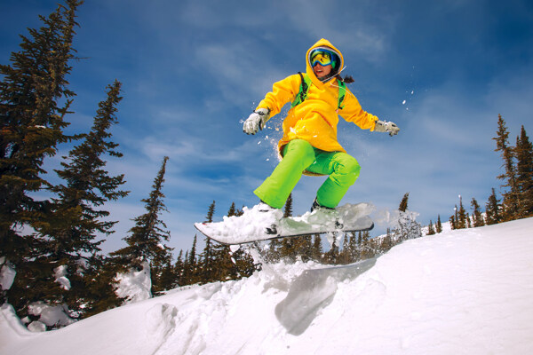 蓝天白云下滑雪的人图片