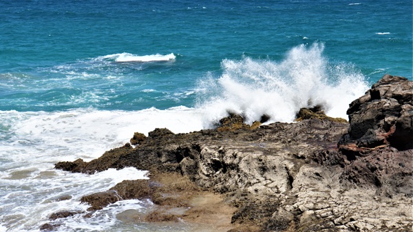 海洋海岸大浪击石