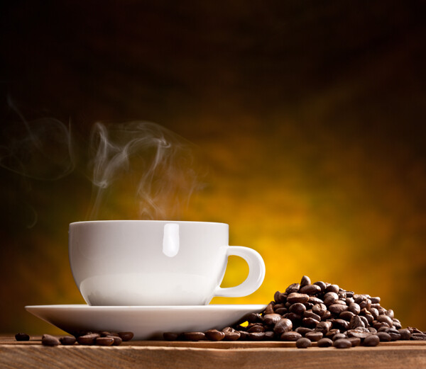 潔白咖啡杯和咖啡豆圖片