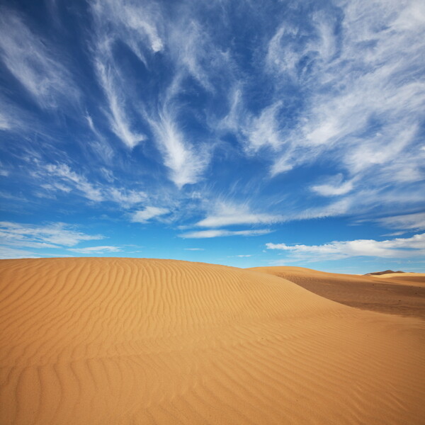 蓝天白云下的沙漠风光图片