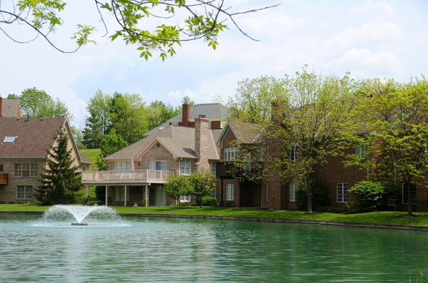 湖泊旁的房屋优美画面高清大图图片