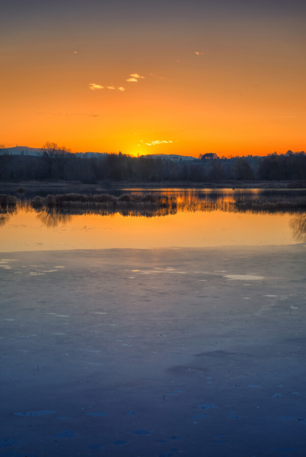 夕阳下的湖水图片