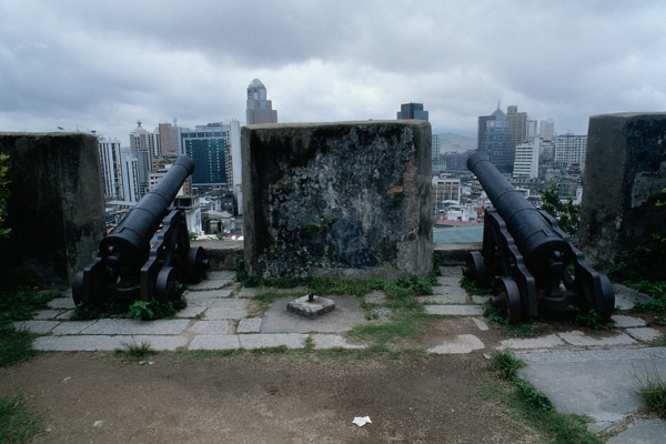 城市炮台摄影图片