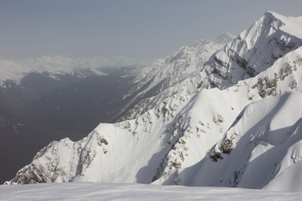 雪中山峰圖片
