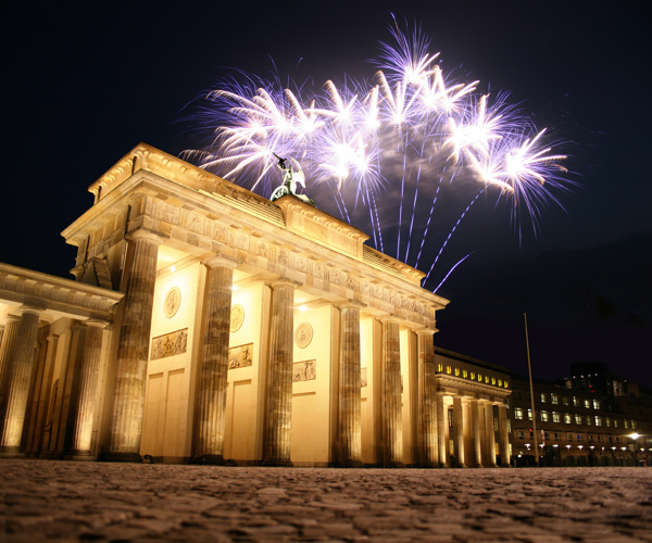 德国柏林勃兰登堡门上焰火图片