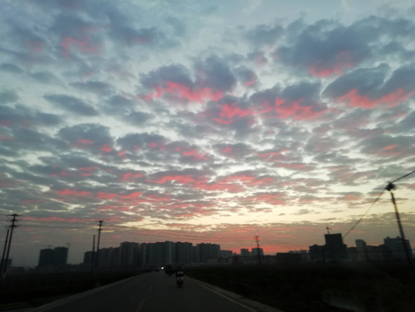 早晨的天空火红的云