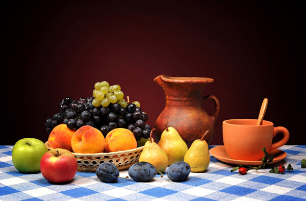 咖啡杯子陶器与新鲜水果