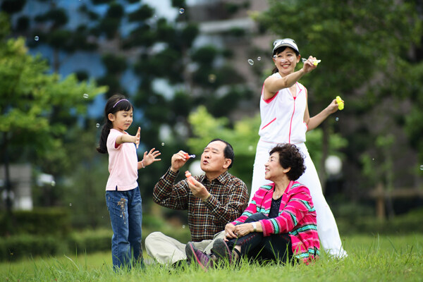 現(xiàn)代都市家庭幸福家庭一家三口野外渡假戶(hù)外生活美滿(mǎn)生活