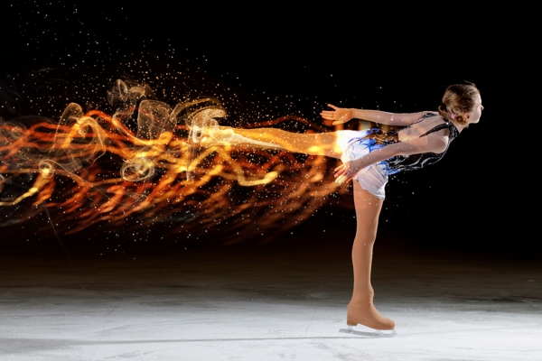 花样滑冰选手和火焰效果图片