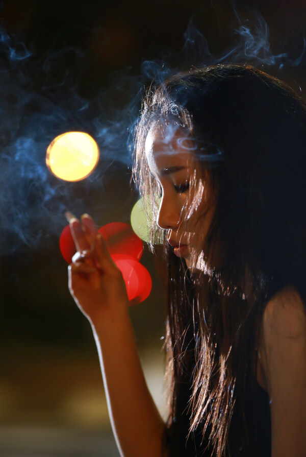 抽煙的女人