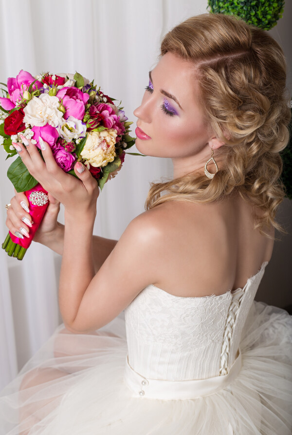 拿花束的美丽新娘图片
