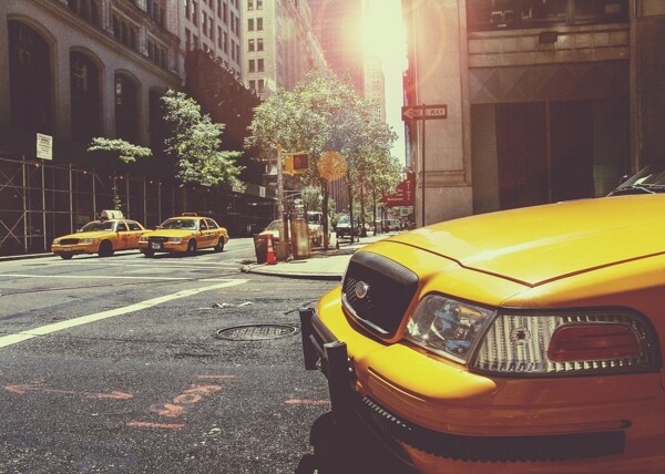 城市里的黄色汽车图片