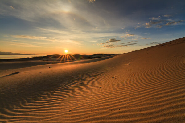 夕阳下的沙纹路沙漠风光