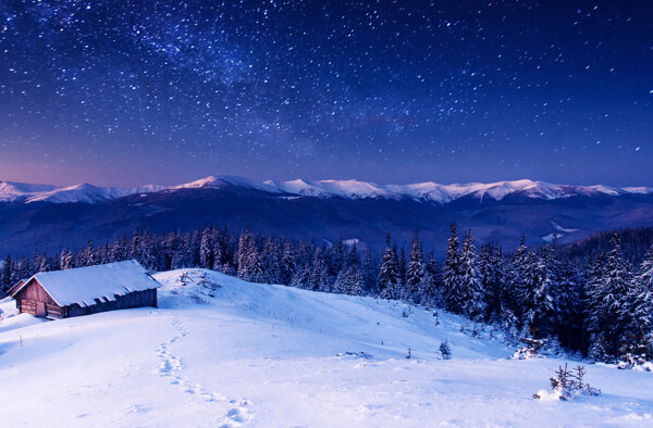 星空下的雪地小屋圖片