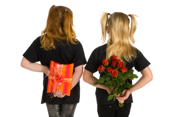 背后拿着礼物和鲜花的两个女孩图片