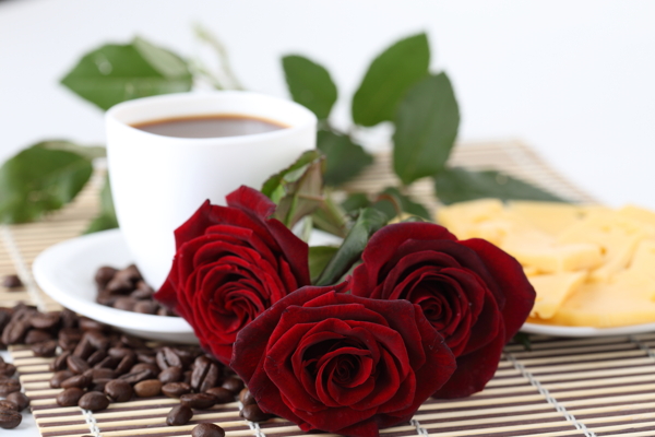 玫瑰花与咖啡豆特写图片