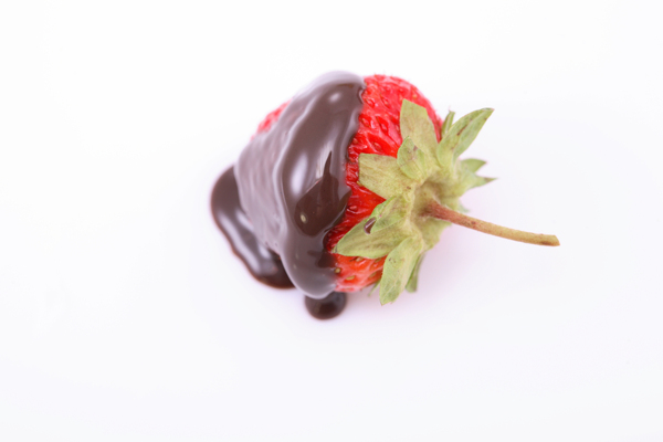 沾满巧克力的草莓图片图片