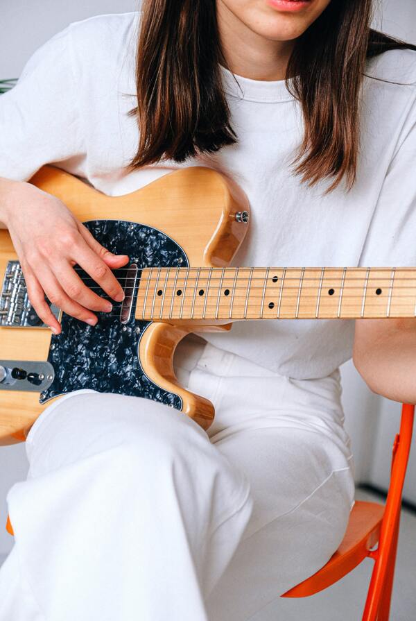 吉他音乐白衣女孩清新艺术背景