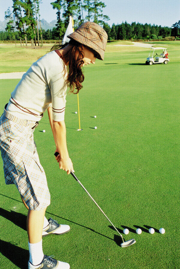 打高尔夫球的时尚美女图片