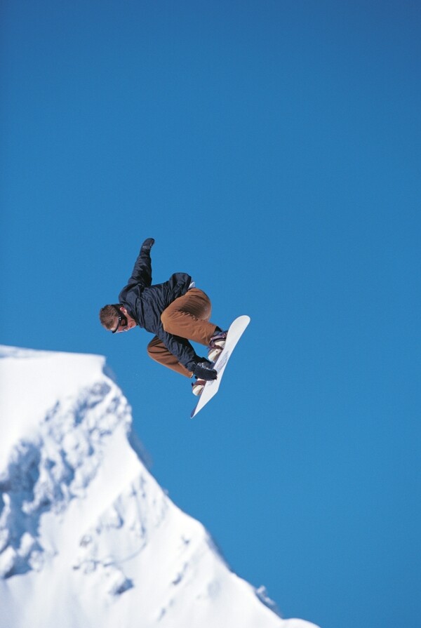 腾空跳跃的滑雪运动员高清图片