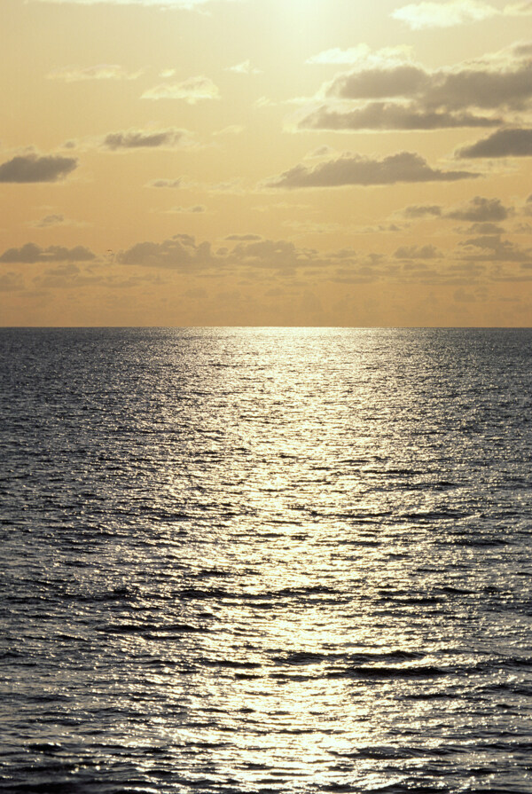 黄昏时平静的海平面图片