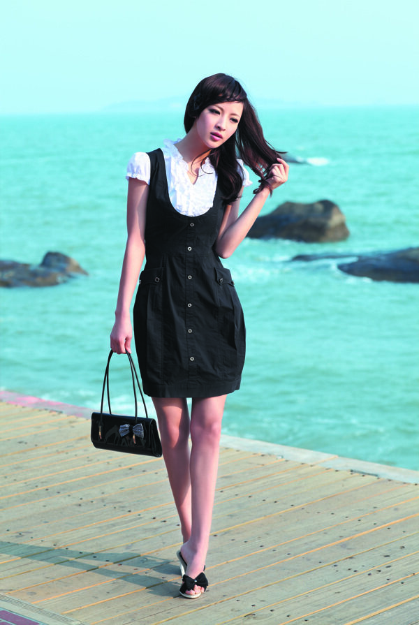 海邊的性感美女圖片